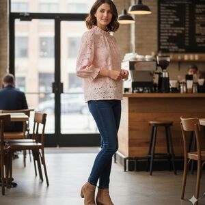 Chic Lace Blouse in Soft Pink